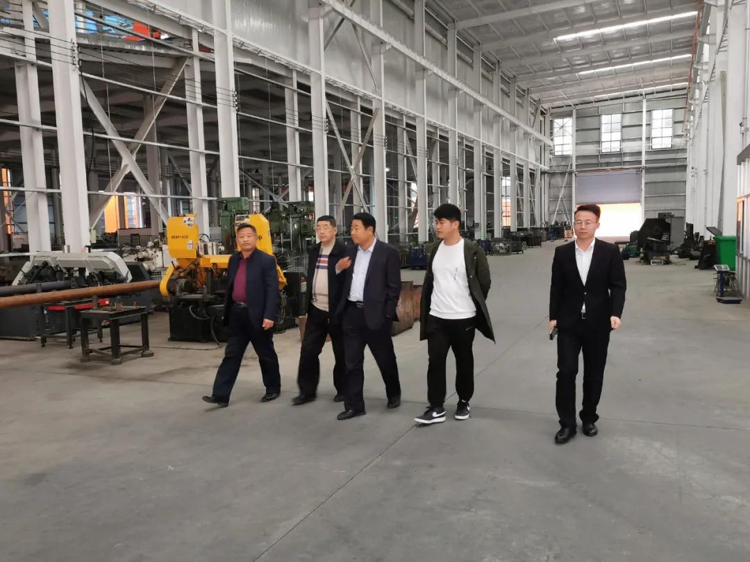 组委会代表向商会各位领导介绍了2021徐州国际工程机械交易会的整体概况